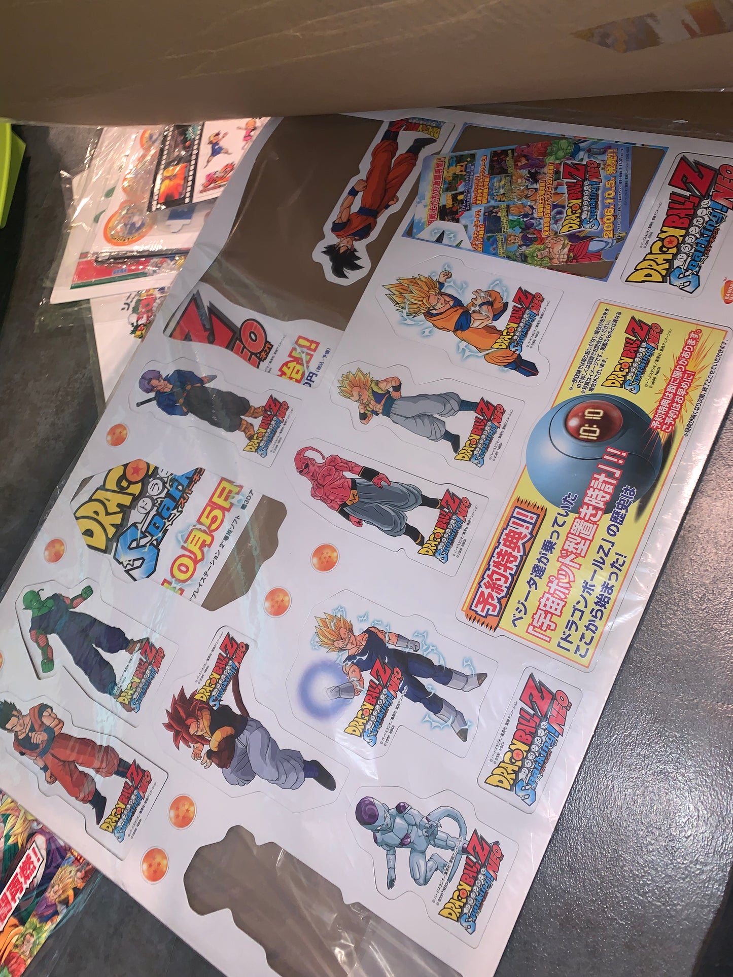 Promoción POP de Dragon Ball Z Tenkaichi con pancarta